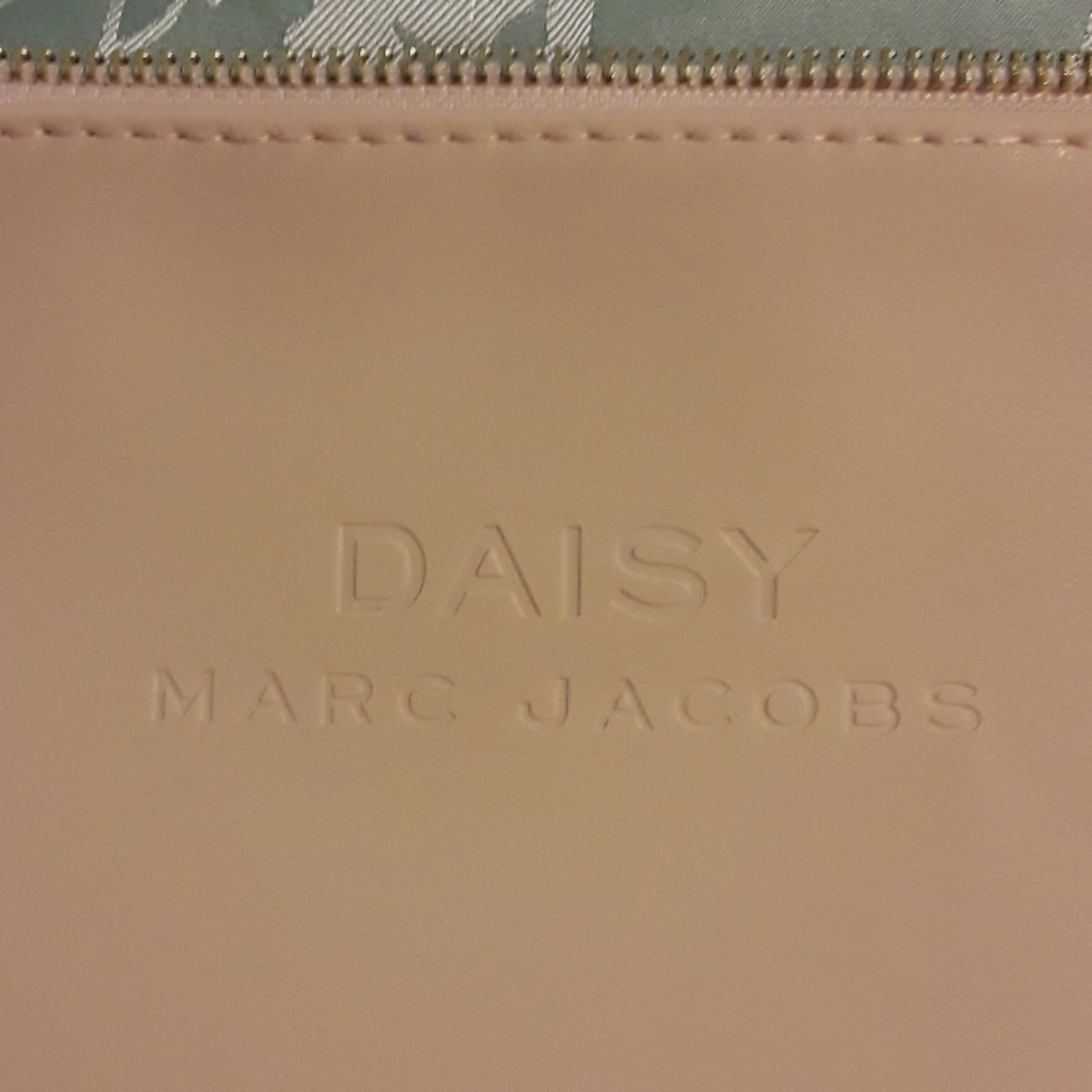 HOST PICK🎉  NIB BEAUTIFUL MARC JACOBS CLUTCH - Picture 4 of 7